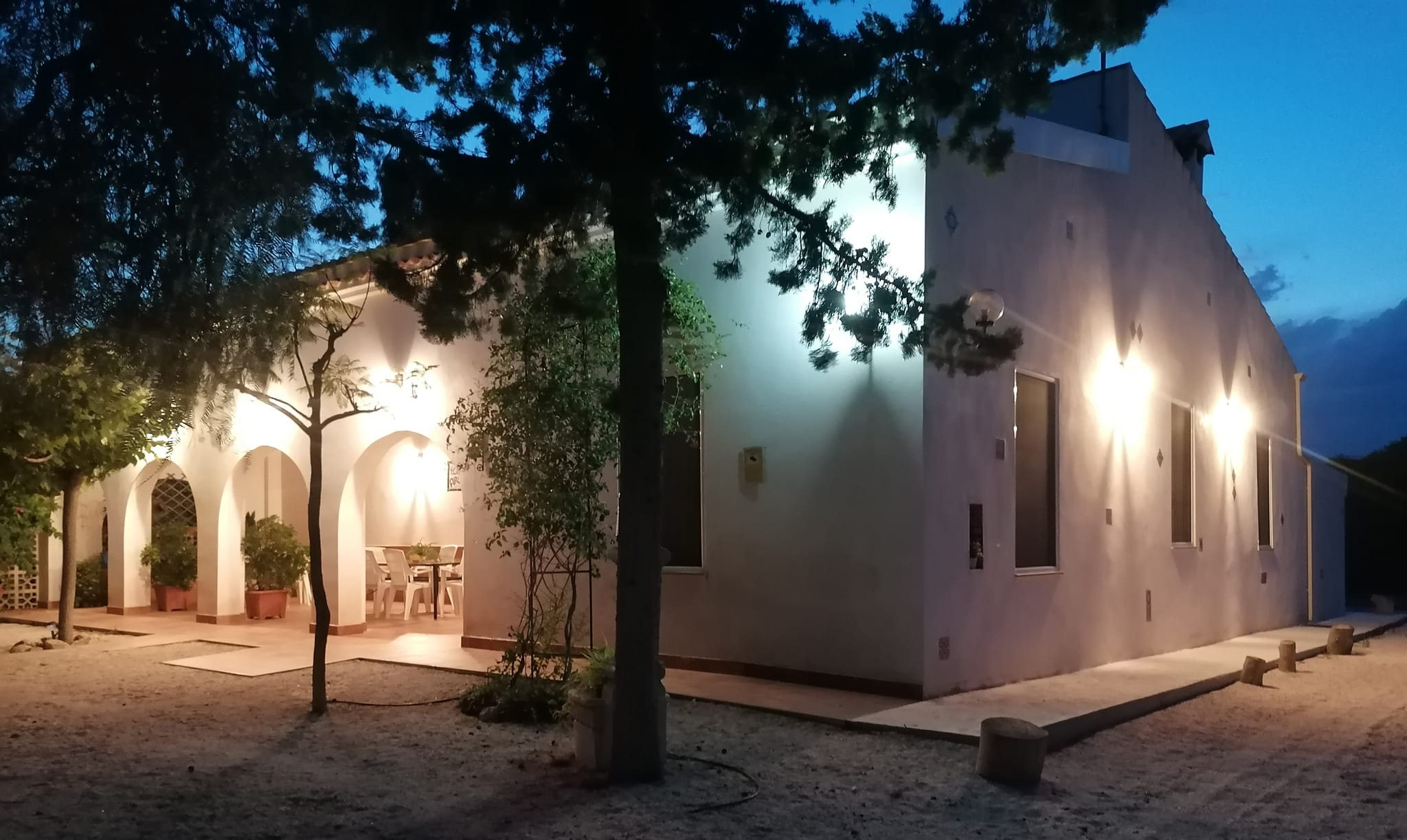 Exterior de Casa Los Arcos de noche