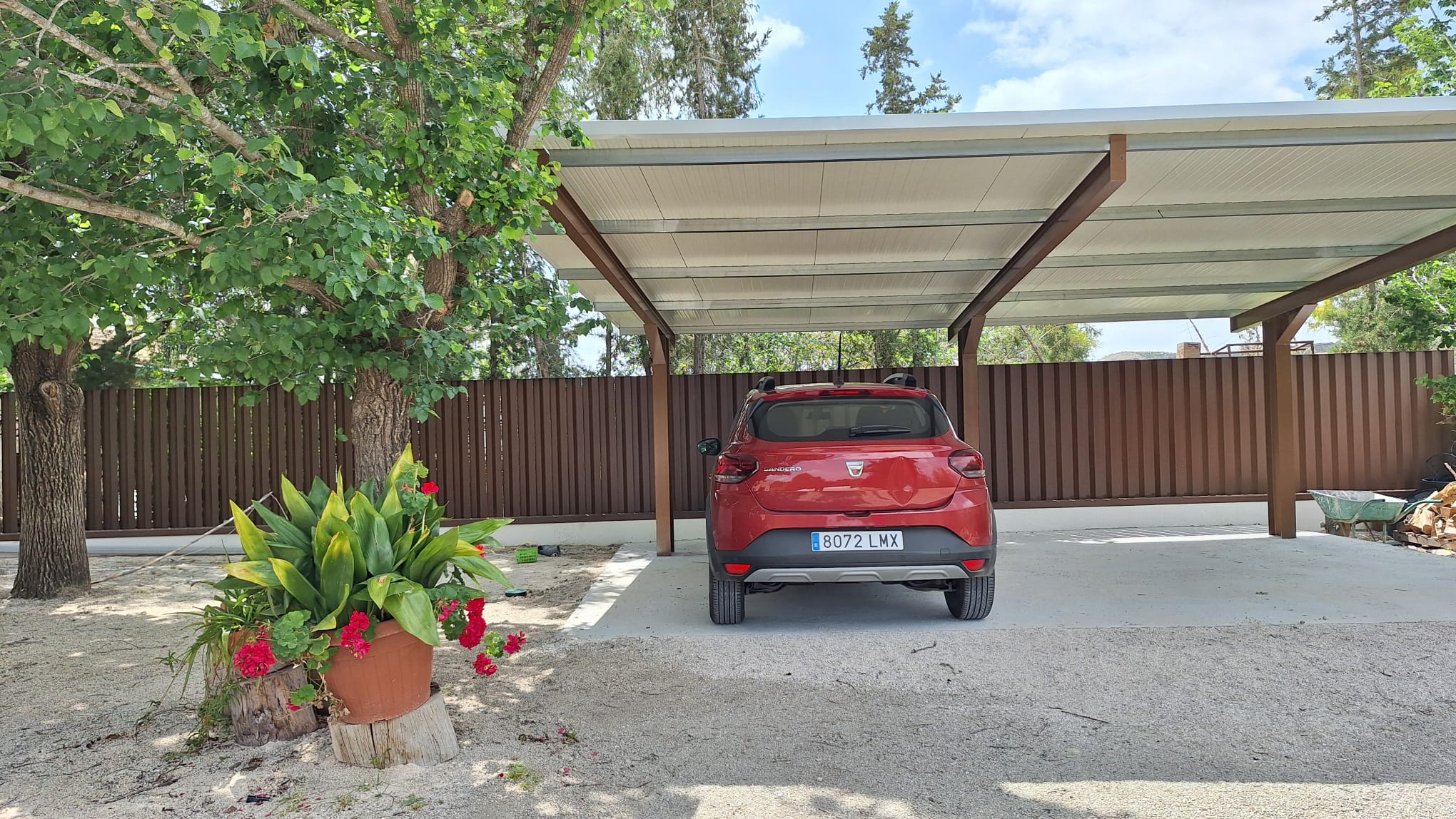 Parking techado para dos coches