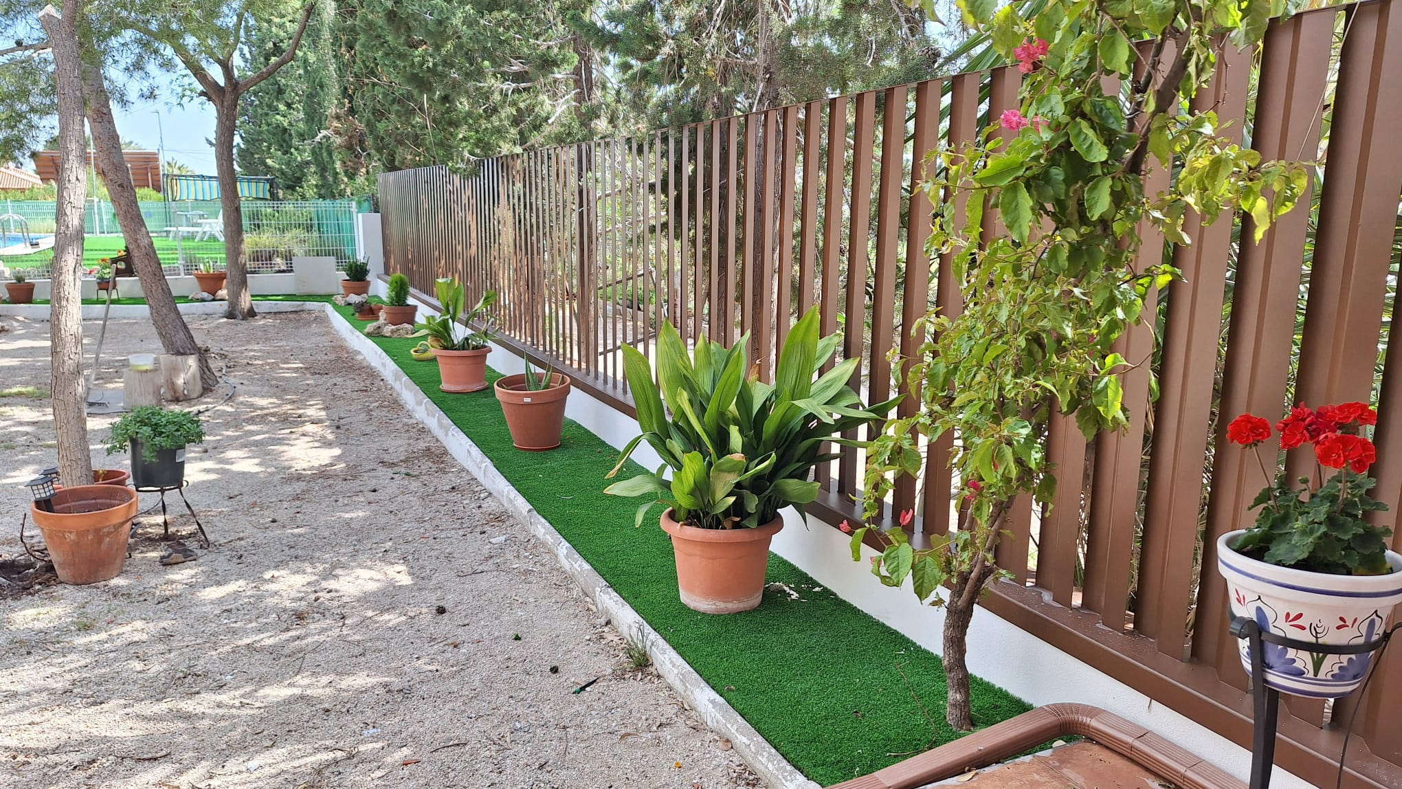 Jardín con macetas de Casa Los Arcos