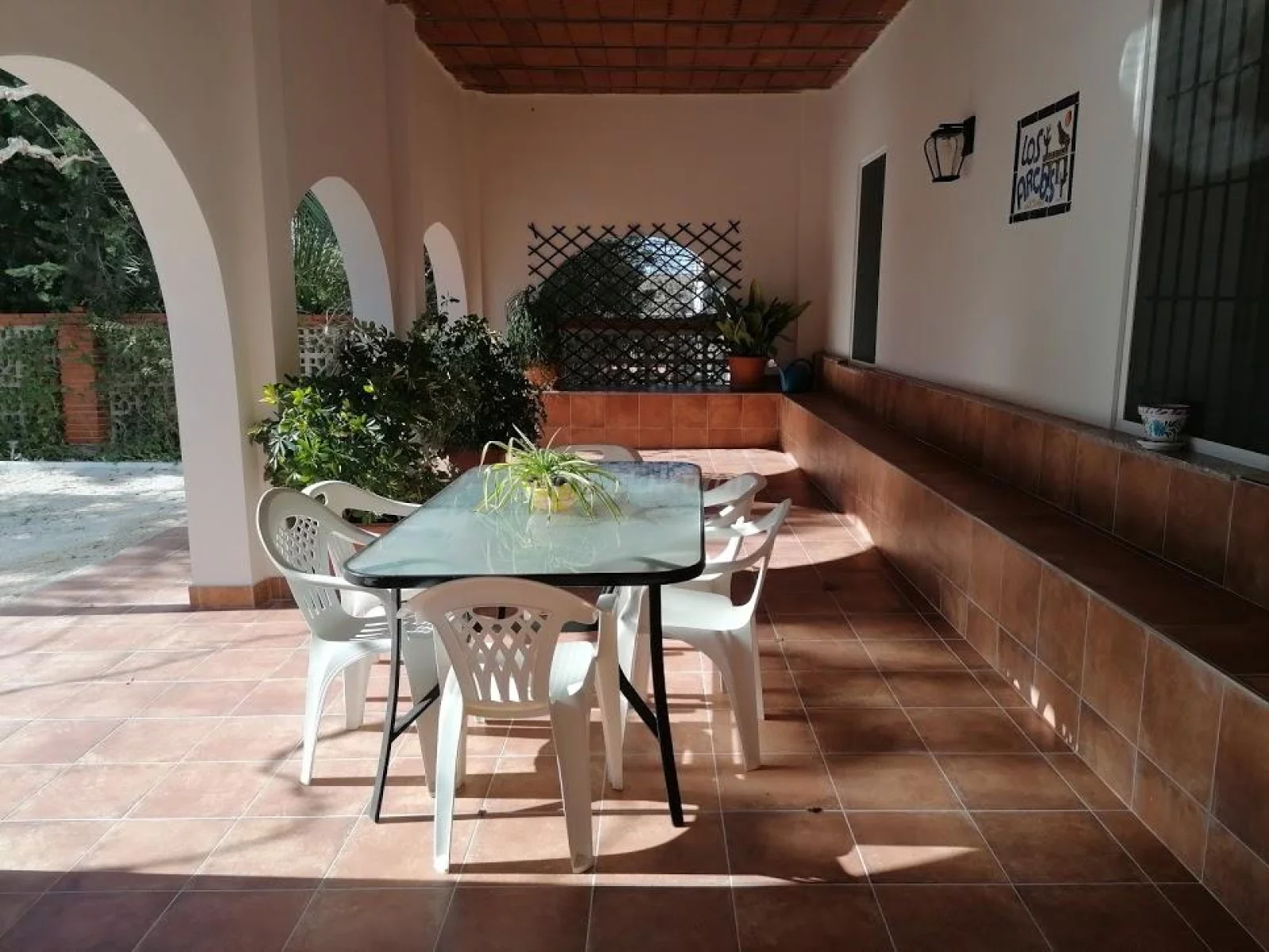 Porche principal con arcos de Casa Los Arcos