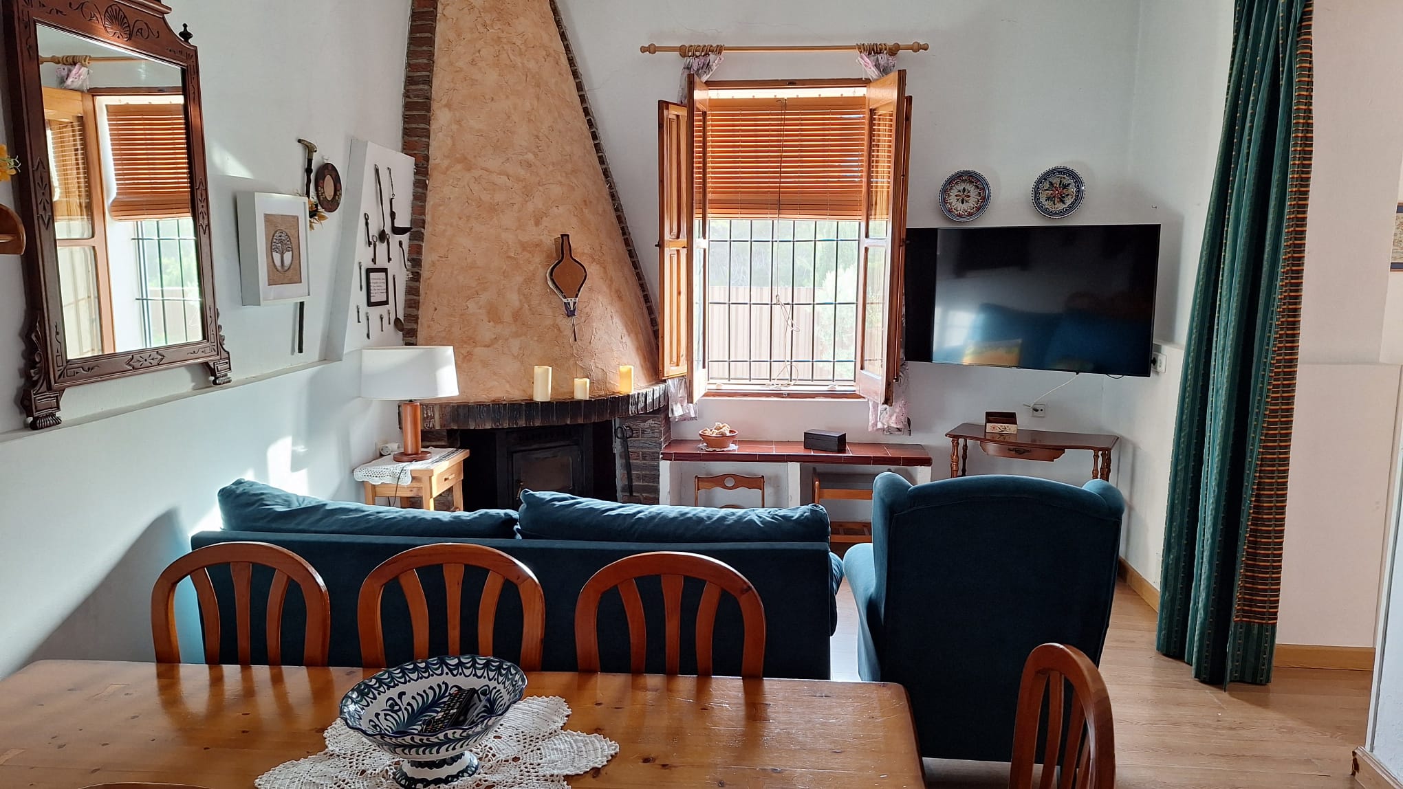 Salón comedor con chimenea